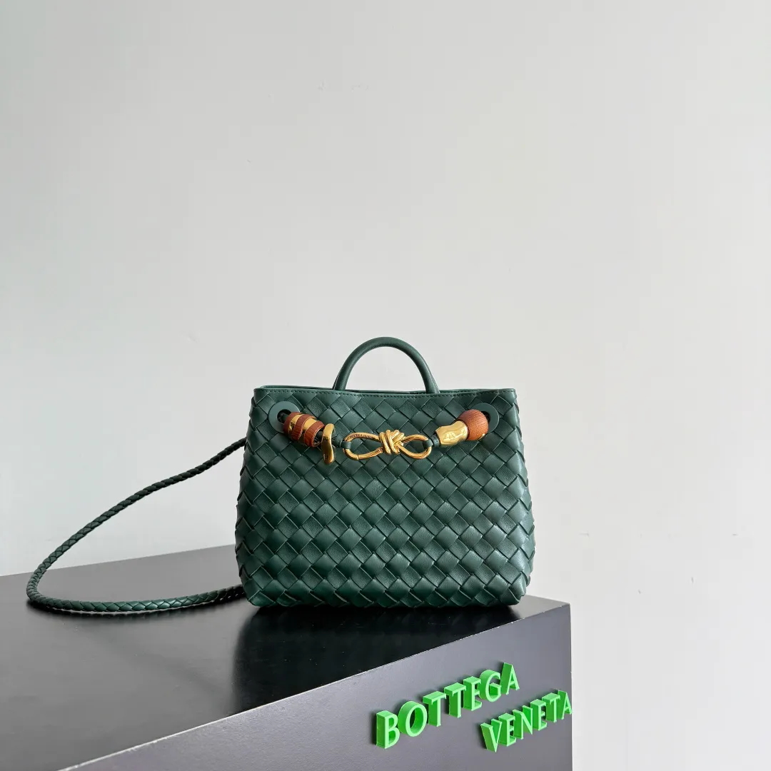 The new Andiamo batch of 3060 BV is shipped‼ ️The classic intercciato weaving process is used to create a soft bag, the metal knot is made of micro-cast aluminum using jewelry technology🪢, and the decorative beads are made of metal and hand-polished oak, allowing you to jump repeatedly between elegance and fun💃, making it unpredictable. Classic and versatile, it shows off your temperament, and the bag has a large capacity, making it very convenient for daily commuting! It has a variety of carrying methods, the shoulder straps can be adjusted by yourself, the original lambskin feels soft and delicate, and the unisex style breaks gender boundaries and brings a more practical and long-lasting use experience. The Andiamo, which has both elegant and casual styles, perfectly interprets the "fashionable old money style". Style No.: 743568+Wood Hardware Color: Emerald Size: 25*22*10.5cm